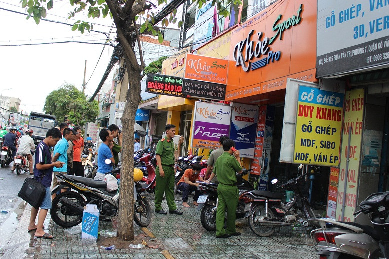 Cửa hàng phát hỏa khiến nhiều người hoảng hồn.