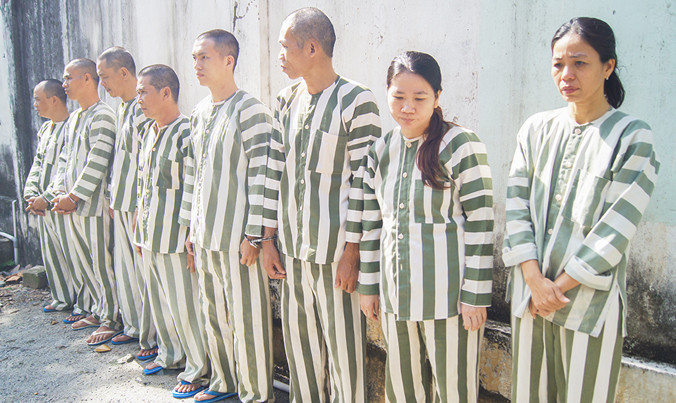 Các đội tượng tại trụ sở công an.