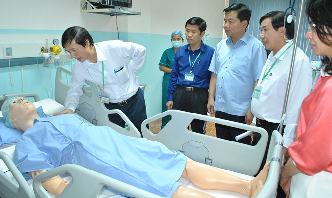 Bí thư Thành ủy TPHCM Đinh La Thăng làm việc với trường ĐH Y Khoa Phạm Ngọc Thạch chiều 22/2.