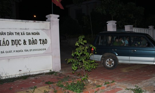 Cơ quan công an dẫn giải trưởng Phòng GD-ĐT thị xã Gia Nghĩa (Đắk Nông) từ trụ sở làm việc về nhà riêng để khám xét sau khi để lộ đề thi. Ảnh T.C