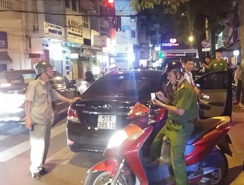 Chiếc ôtô bị cảnh sát khống chế. Ảnh: Q.T