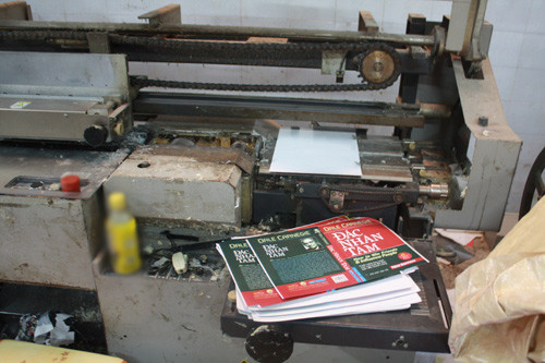 Bìa "Đắc nhân tâm" lậu đang được gia công