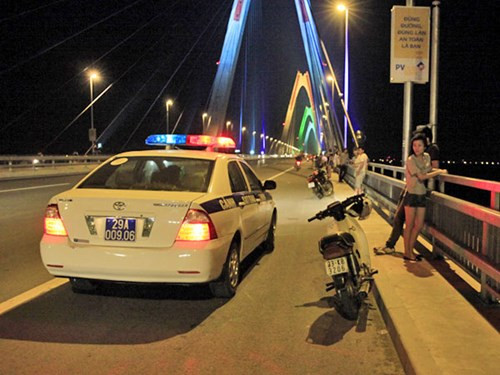 CSGT liên tục tuyên truyền, nhắc nhở người dân không dừng đỗ và tụ tập trên mặt cầu Nhật Tân 