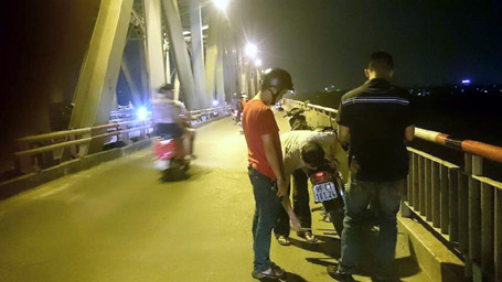 Người đàn ông bỏ lại chiếc xe trên cầu trước khi dùng dao tự đâm vào bụng rồi nhảy xuống sông
