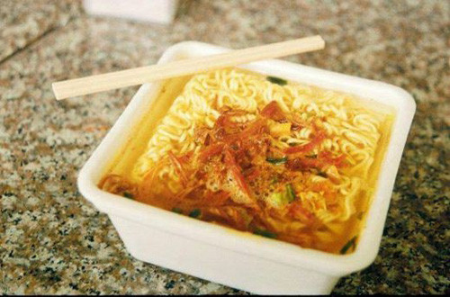 Mì tôm chanh bò khô: Bò khô và mì tôm là hai món vặt quen thuộc của giới học sinh, sinh viên. Khi hai cái tên này kết hợp với nhau tạo thành món mới có vị lạ hơn hẳn. Bò khô vắt chanh trở nên mềm, thả vào bát mì khiến nước dùng đậm vị hơn. Một số nơi còn 