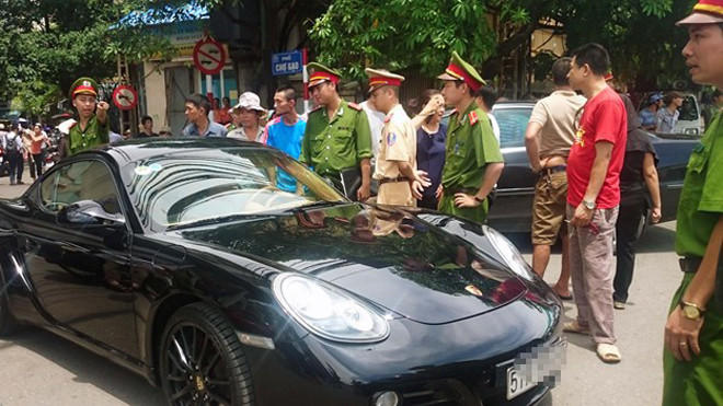 Tài xế cố thủ trong xế sang Porsche Cayman bị phạt 1,3 triệu đồng, tước GPLX. Ảnh: Hoàn Nguyễn