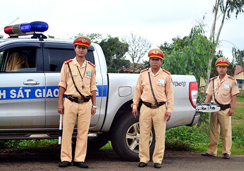 Trung tá Tuấn (giữa) và đồng đội truy đuổi, bắt gọn tên trộm. Ảnh: Tùy Phong