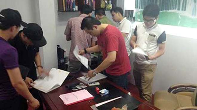 Cảnh khám xét tại chi nhánh BBG trên đường Cao Thắng, quận 3, TPHCM. Ảnh: Yên Trang