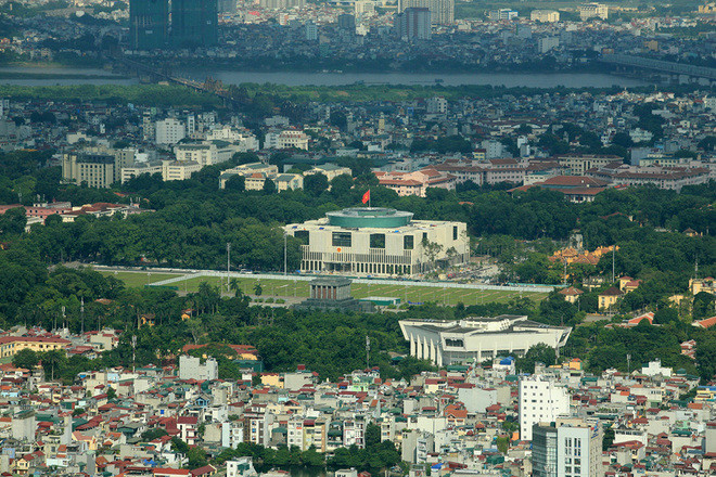 Tỷ lệ cây xanh ở khu vực quận Ba Đình khá nhiều. Nổi bật nhất là tuyến phố Hoàng Diệu, Phan Đình Phùng và vườn cây trong lăng Bác
