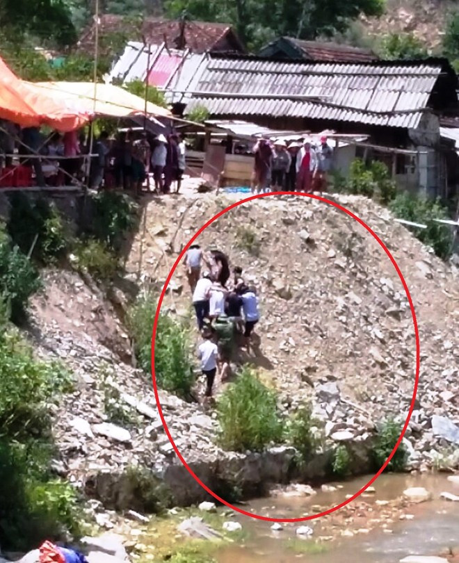 Vị trí nơi chị Ngoan rơi xuống suối nước (vòng tròn đỏ). Ảnh: N. Mạn