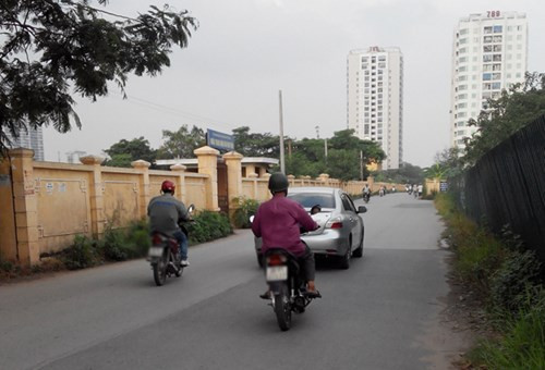 Đường chạy qua nghĩa trang Đình Thôn - hiện trường xảy ra vụ việc theo trình báo của chị M