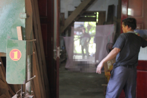 Cảnh sát khám nghiệm hiện trường. Ảnh: Hải Bình