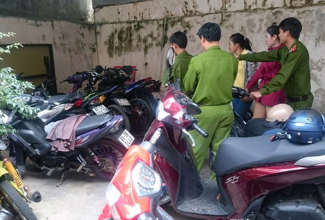 Công an huyện đưa chiếc xe tang vật về trụ sở làm việc. Ảnh: Quỳnh Loan