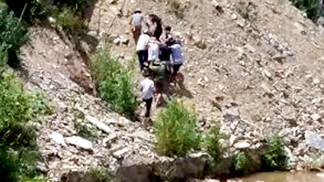 Hiện trường nơi Ngoan và Vân rơi từ sàn nhà xuống. Ảnh CTV