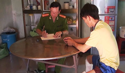 Công an lấy lời khai của ông Hai