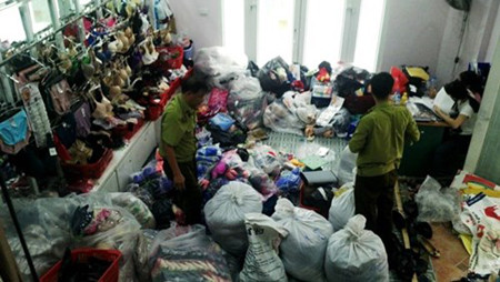 Lực lượng liên ngành kiểm tra hàng hóa