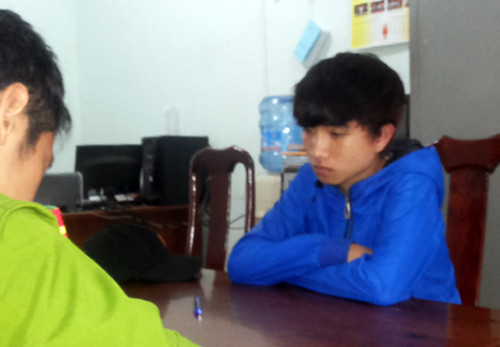 Hùng tại cơ quan điều tra. Ảnh: Kh Uyên