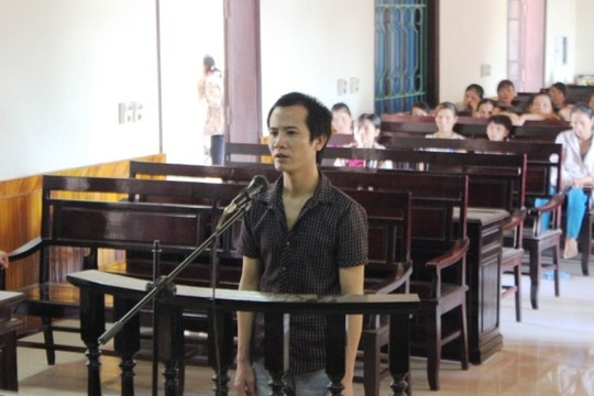 Bị cáo Nguyễn Văn Lê, kẻ đâm chết anh trai, trước vành móng ngựa