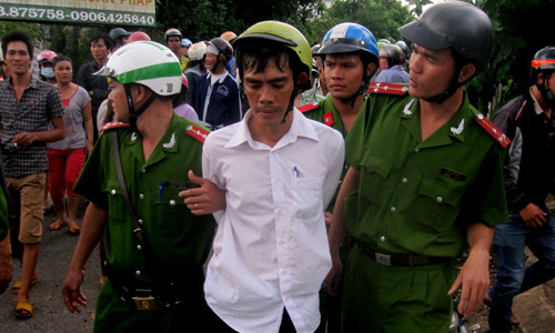 Tên trộm được cảnh sát áp giải về trụ sở. Ảnh: Tuỳ Phong