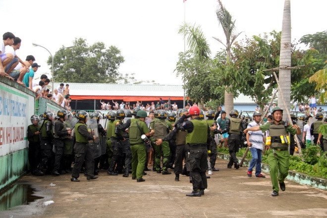 Cảnh sát cơ động ngăn học viện cai nghiện gây rối, trốn trại. Ảnh: VnExpress