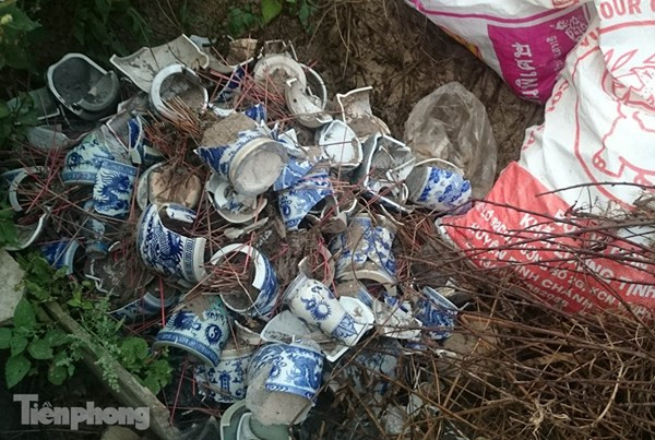 Hơn 300 bát hương bị đập vỡ