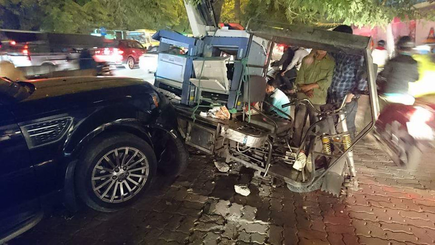 Xế hộp Range Rover tông liên hoàn, ép nhiều xe máy vào gốc cây