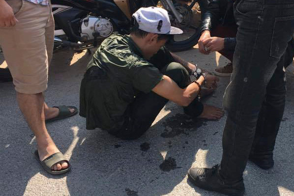 Tên cướp bị tóm gọn sau khi bơi qua sông Tô Lịch. Ảnh otofun.