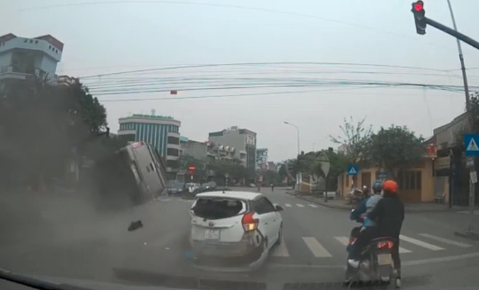 Chiếc xe 'điên' lộn nhào trên đường sau tai nạn liên hoàn. Ảnh cắt từ clip.