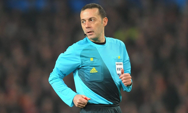 Trọng tài Cuneyt Cakir đã có những quyết định có phần nương tay đối với Mexico