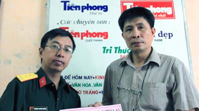 Đại diện báo Tiền Phong nhận tiền ủng hộ 