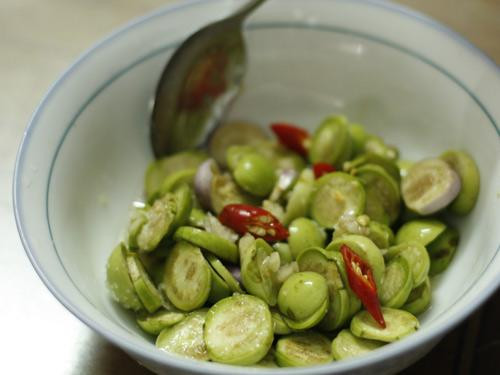 Nếu ăn nhiều cà, nhất là ăn sống, cà muối xổi có thể gây ngộ độc. Ảnh minh họa