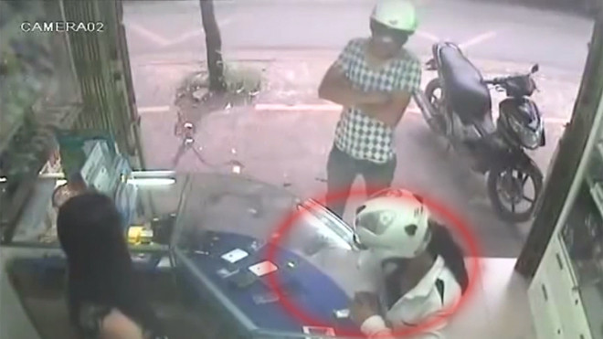 Đôi nam nữ dàn cảnh cướp điện thoại trong chớp mắt