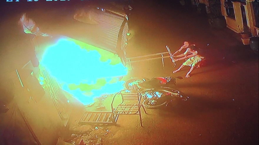 Ngọn lửa bùng cháy tại kiot dưới tầng trệt