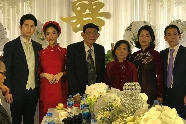 Mai Hồ diện áo dài đỏ giản dị trong lễ đính hôn.