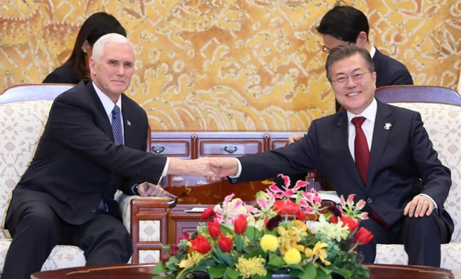 Phó Tổng thống Mỹ Mike Pence (trái) và Tổng thống Hàn Quốc Moon Jae-in tại cuộc gặp ở Seoul, Hàn Quốc ngày 8/2 vừa qua. (Ảnh: Yonhap/TTXVN