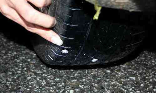 Ôtô bị dính đinh tại khu vực dốc Chuối. Ảnh: VnE.