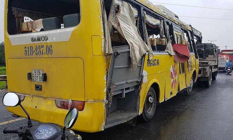 Chiếc xe khách bị lật ở Đà Nẵng. Ảnh: Tấn Việt.