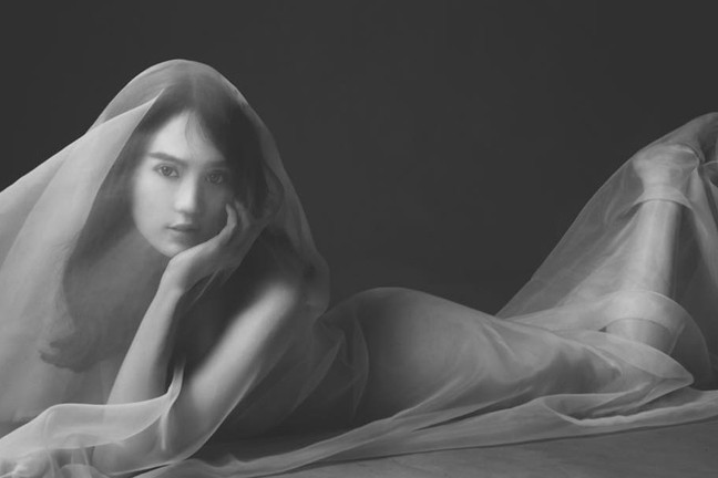 Ảnh nude táo bạo của Ngọc Trinh.