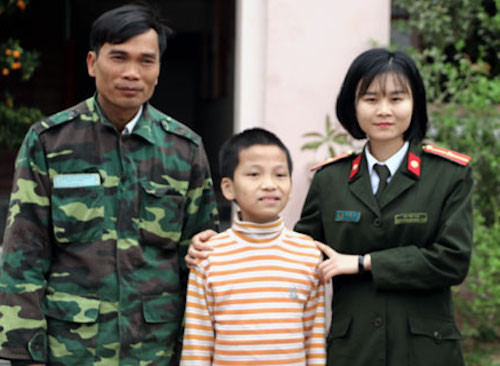 Cảnh sát bàn giao cháu bé cho người thân. Ảnh: Hữu Hoàn.