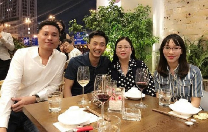 Hình ảnh Cường Đô la thân thiết với mẹ Đàm Thu Trang.