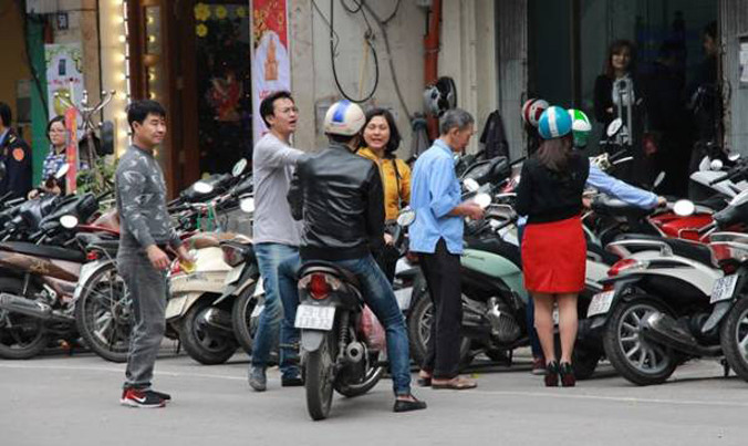 Ngày 'vía' Thần tài trở thành ngày bận rộn của cánh trông giữ xe thời vụ, nhiều "bãi xe" mọc lên chóng vánh quanh các tiệm vàng. 