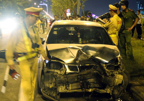 Xe ôtô hư hỏng nặng sau tai nạn liên hoàn.