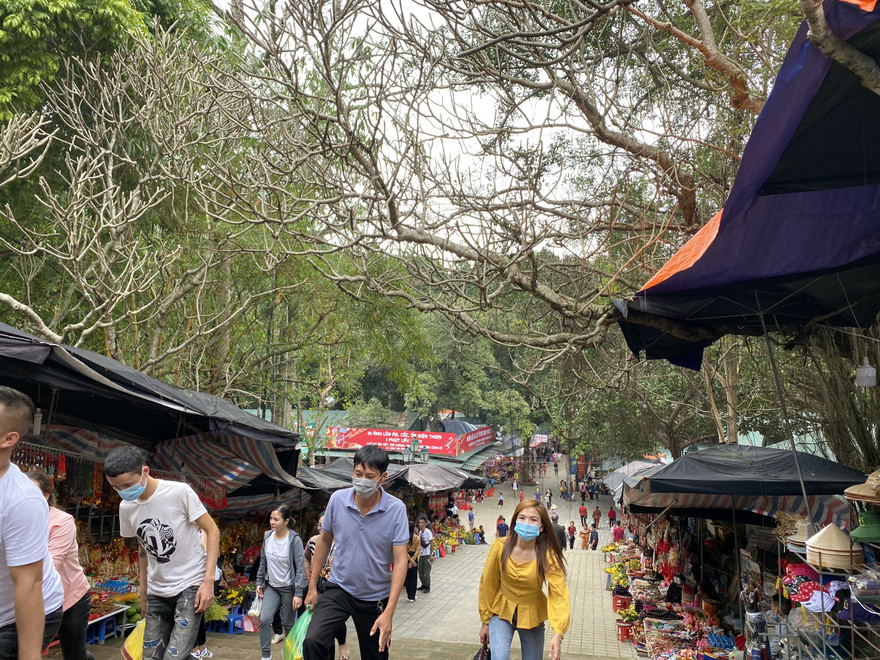 Chùa Hương không còn cảnh chen lấn. Ảnh: Nguyên Khánh