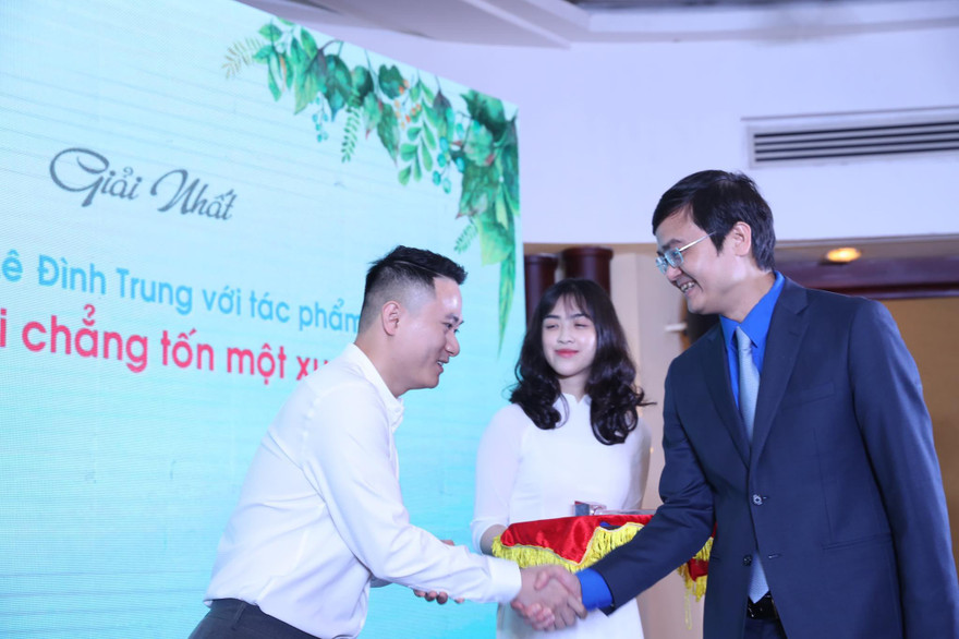 Trao giải viết về "Hà Nội thành phố tôi yêu"