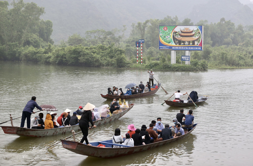 Chùa Hương ngày đầu mở cửa trở lại