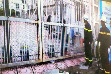 Lực lượng chức năng phá khóa cửa trường học.