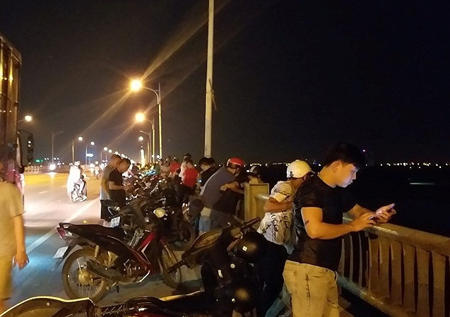 Nhiều người dân tập trung trên cầu Vĩnh Tuy. 