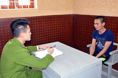 Bảo vệ Nam tại cơ quan điều tra. Ảnh: Thanh Tuấn