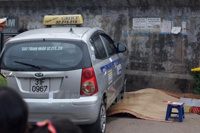 Hiện trường vụ xe taxi gây tai nạn trên đường Hồng Hà. Ảnh: PV/Vietnam+