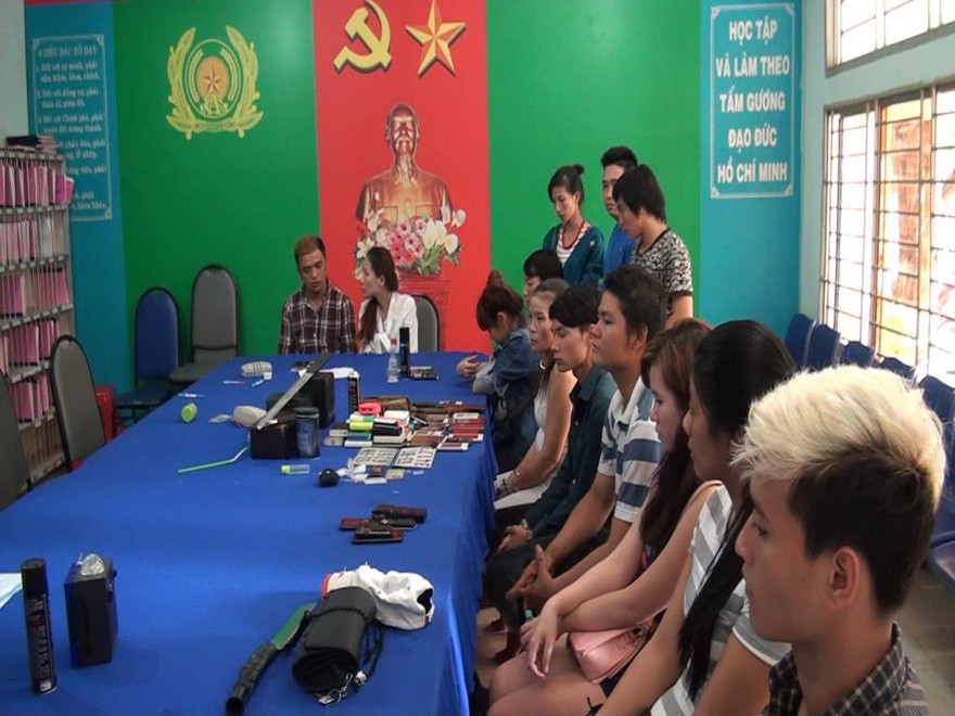 Nhóm người được đưa về trụ sở công an để làm rõ